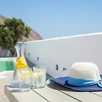 Elixirium Villa Perissa (Santorini)