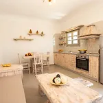 Elixirium Villa Perissa (Santorini)