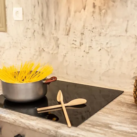 Elixirium Perissa (Santorini)